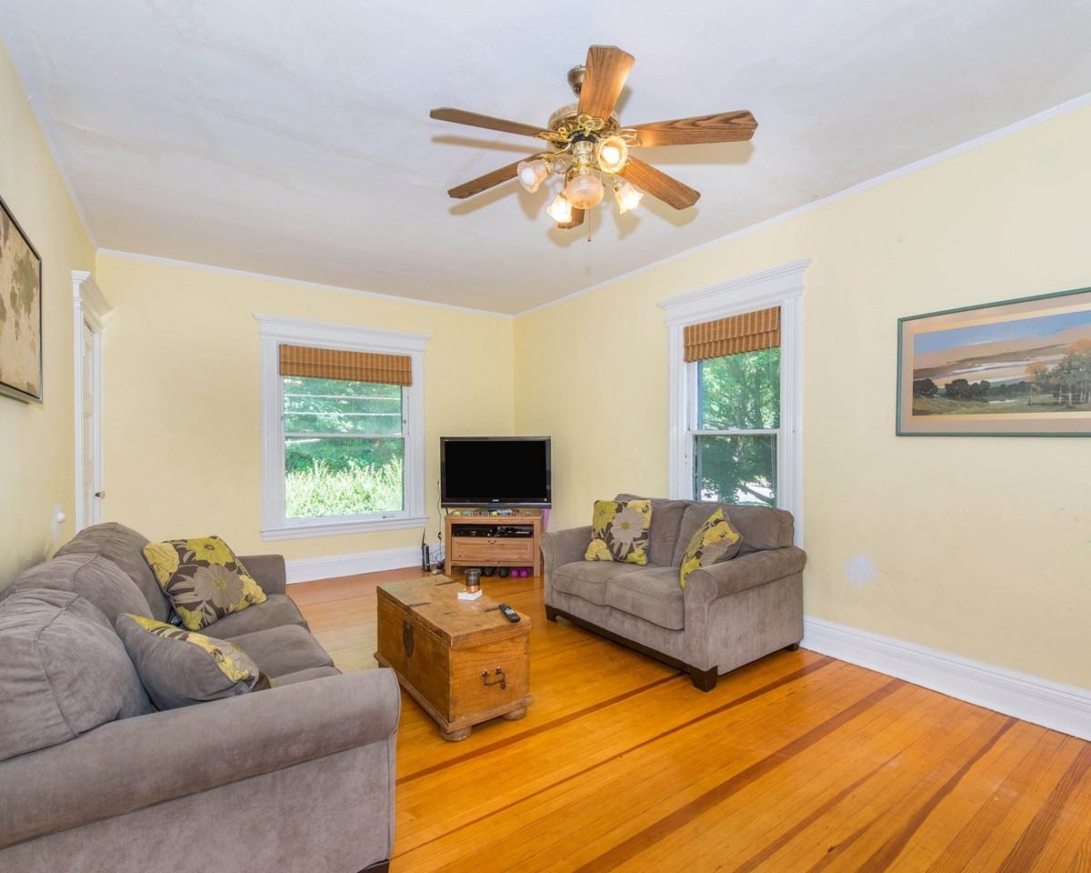 1201 Valley Rd - Photo 3 of 17