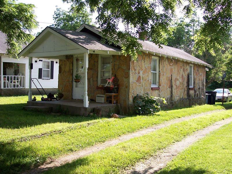 1106 Freeman Rd - Photo 2 of 6