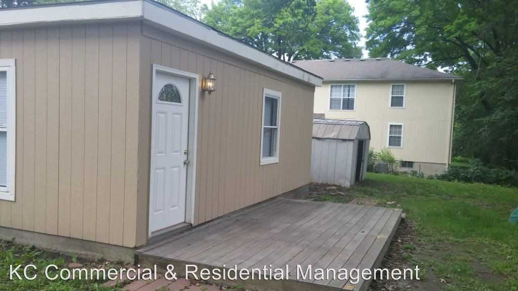 7415 W 61st St - Photo 3 of 19