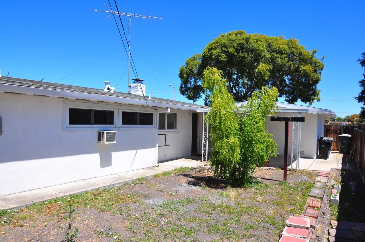 1218 Sandia Ave - Photo 2 of 16