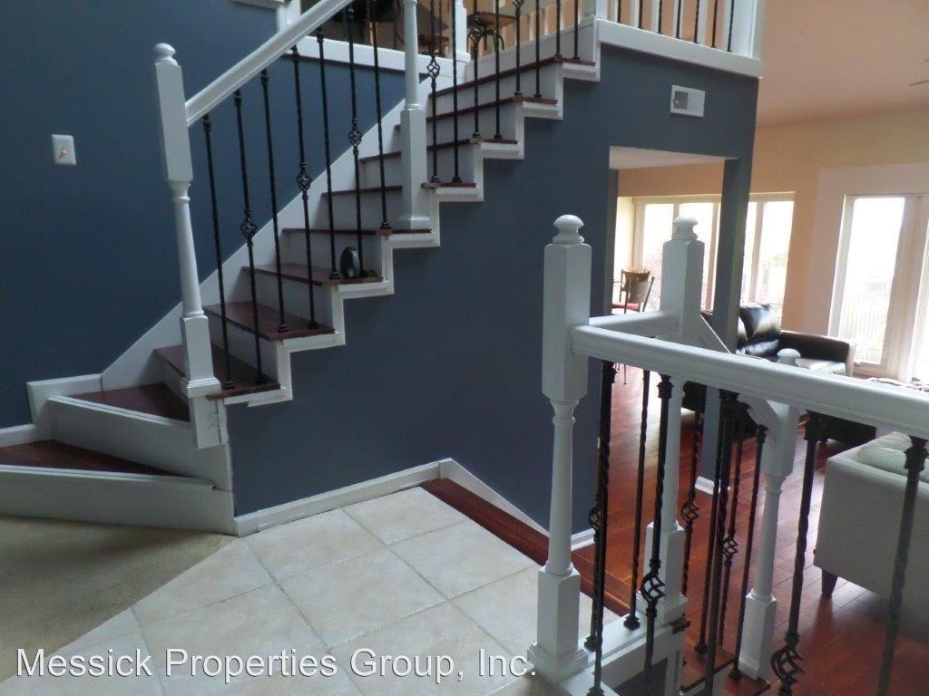 711 Marshall St N - Photo 2 of 30