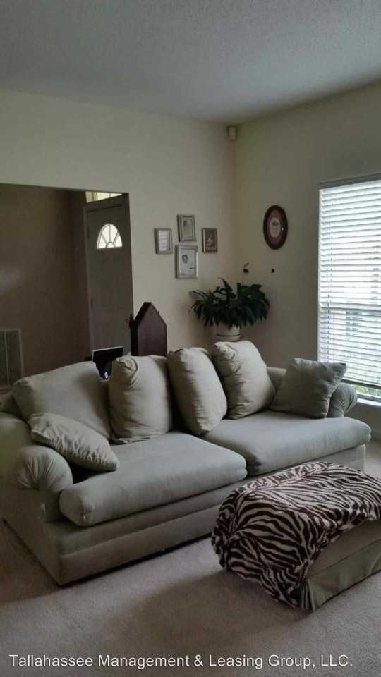 110 Pendleton Ave - Photo 3 of 8