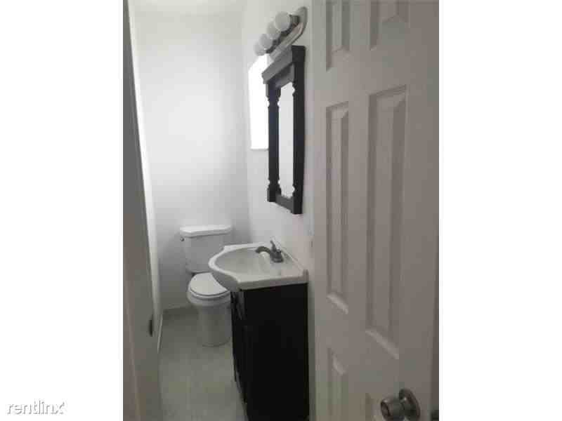 8940 SW 95th Ave - Photo 2 of 6