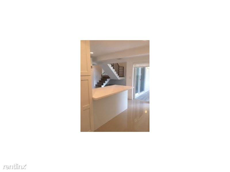 8940 SW 95th Ave - Photo 3 of 6