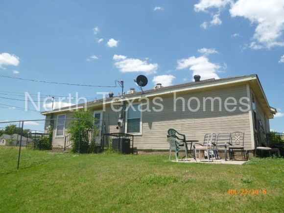 2469 Berryhill Dr - Photo 3 of 12