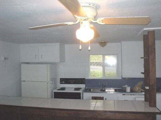 1925 California Ave - Photo 3 of 5