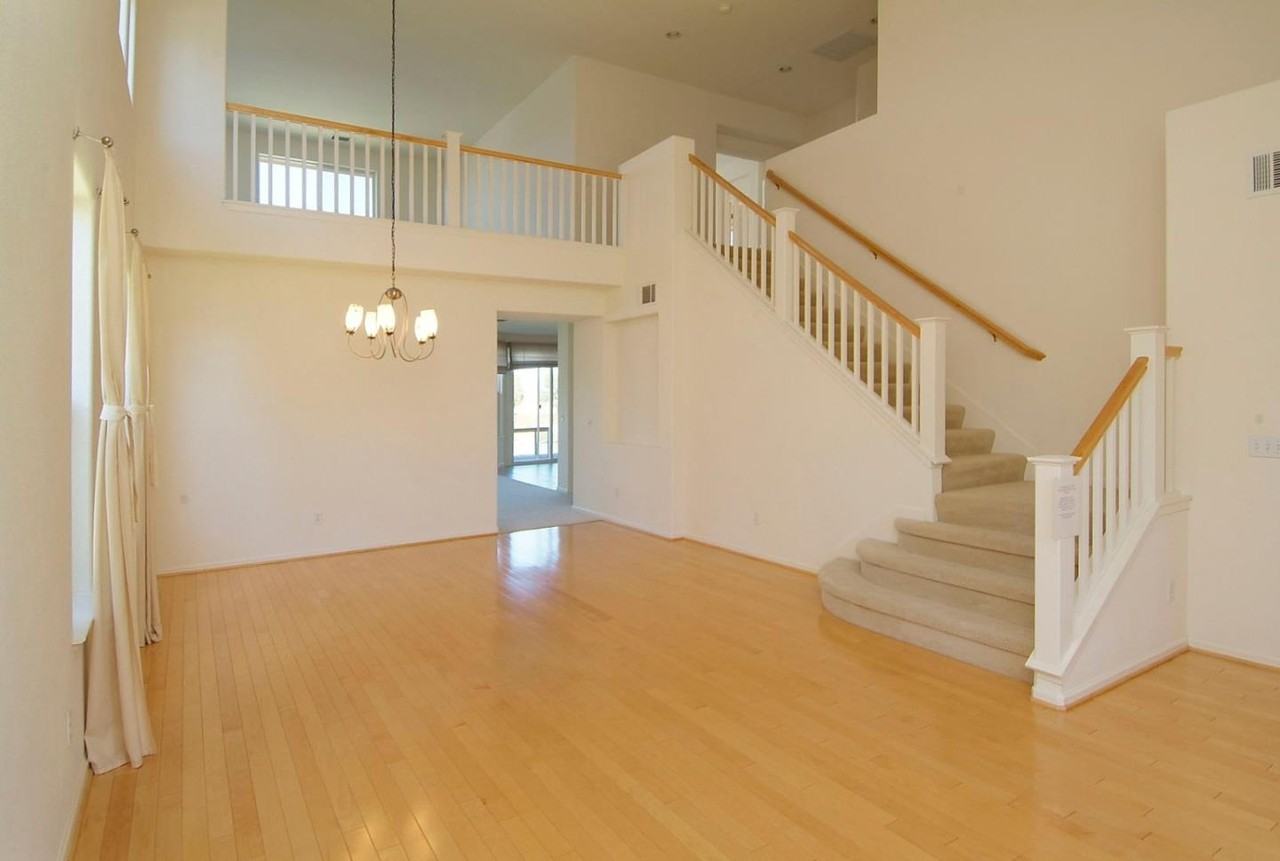 1093 Rockport Ave - Photo 2 of 19