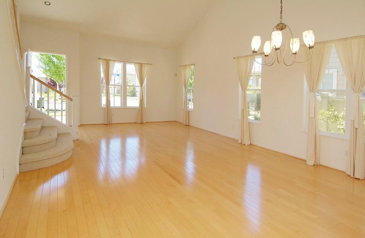 1093 Rockport Ave - Photo 3 of 19