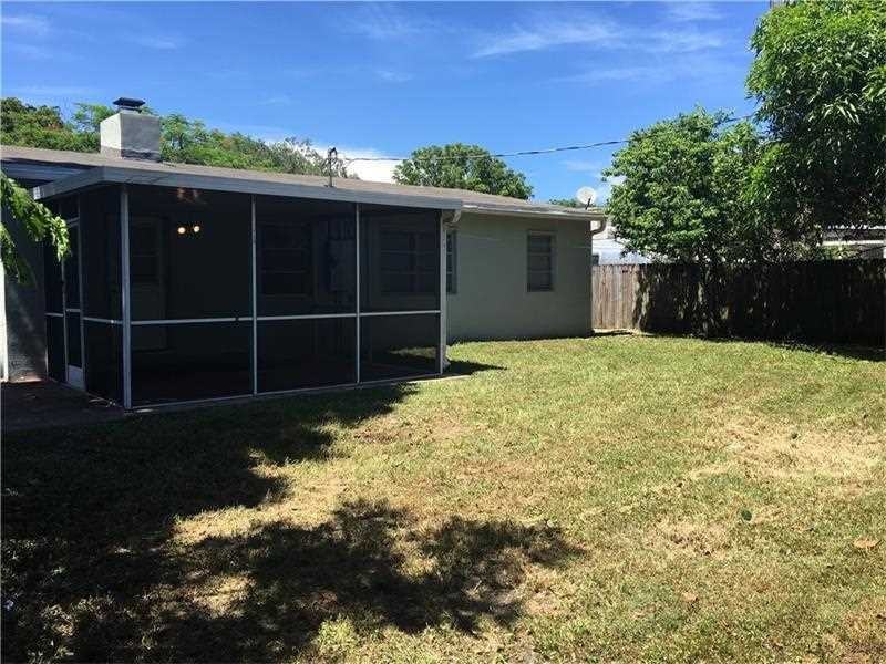 1720 Southwest 13th Court - Photo 3 of 9