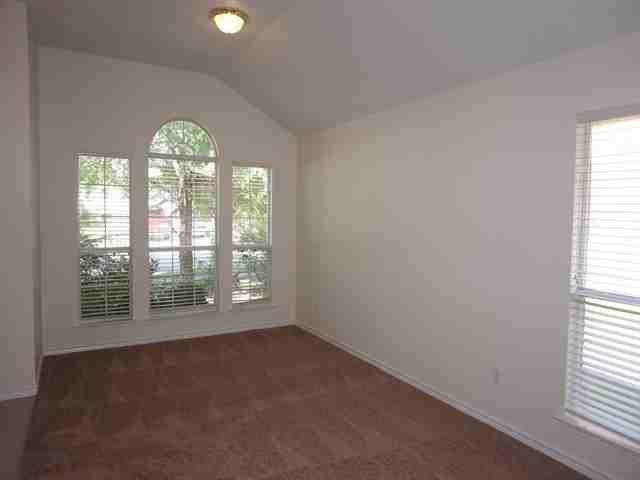 815 Oak Hollow Ln - Photo 2 of 10