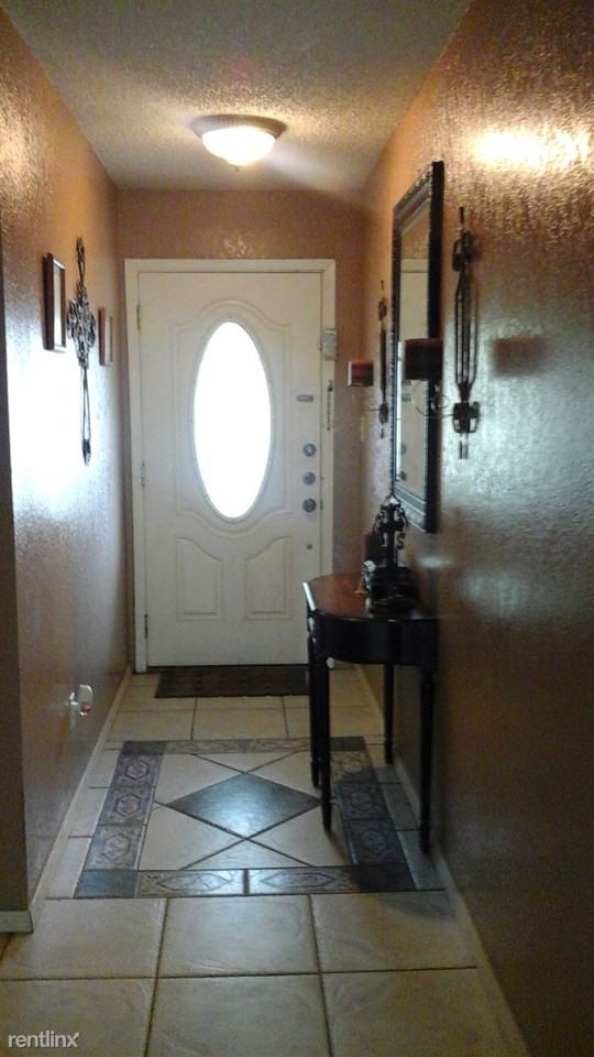 5704 N 28th Ln - Photo 2 of 10