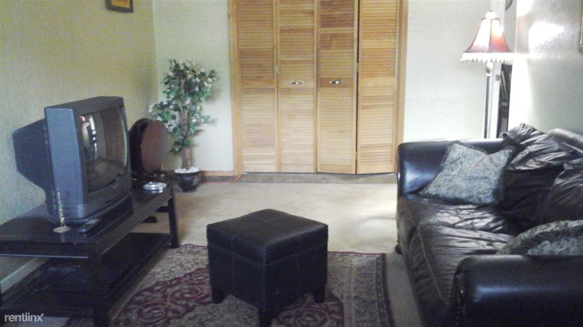 5704 N 28th Ln - Photo 3 of 10