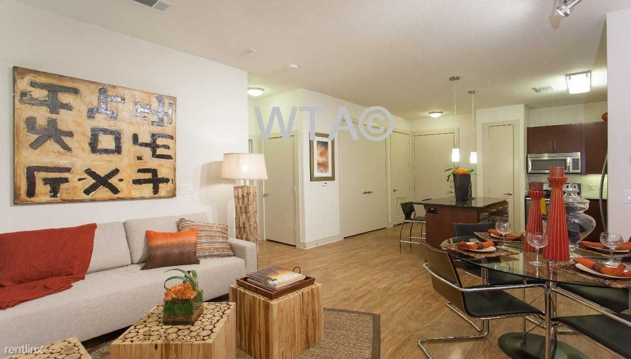 800 W 38th St - Photo 3 of 11