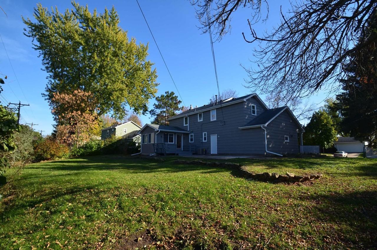 8285 Hyde Ct S - Photo 2 of 9