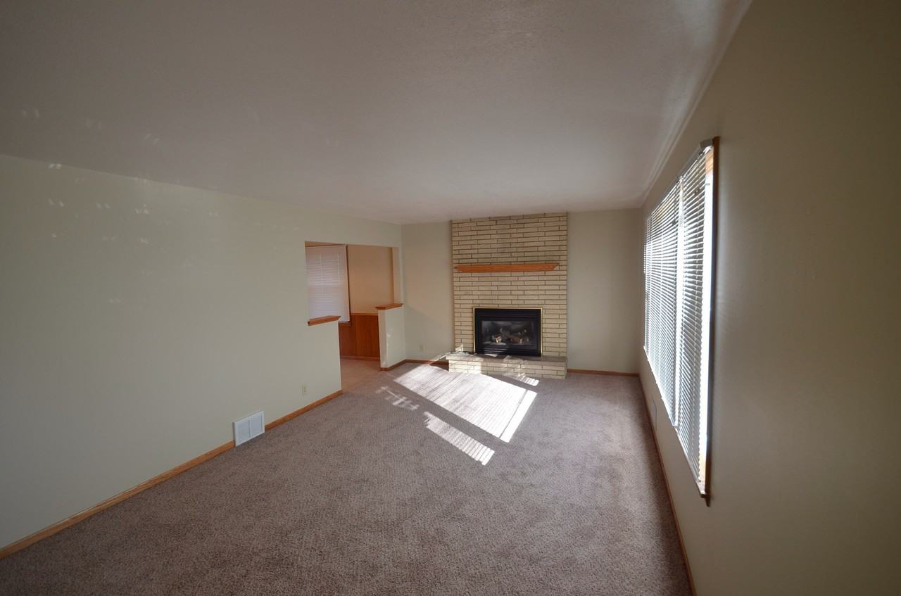 8285 Hyde Ct S - Photo 3 of 9