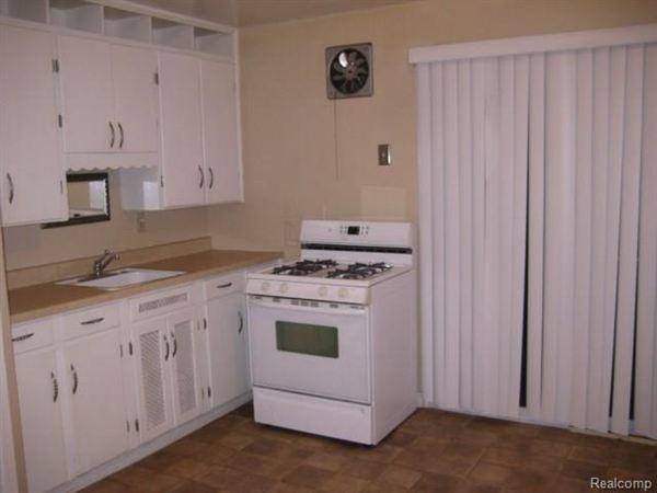 17097 Lincoln Ave - Photo 2 of 12