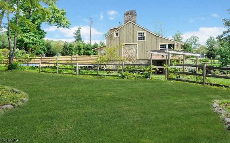 21 Dewey Ln - Photo 3 of 25