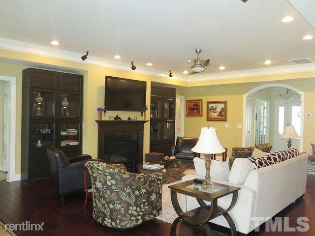 305 Silver Bluff St - Photo 2 of 10