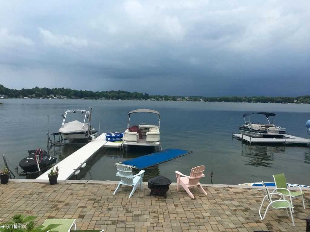 6818 Kitson Dr NE - Photo 2 of 9