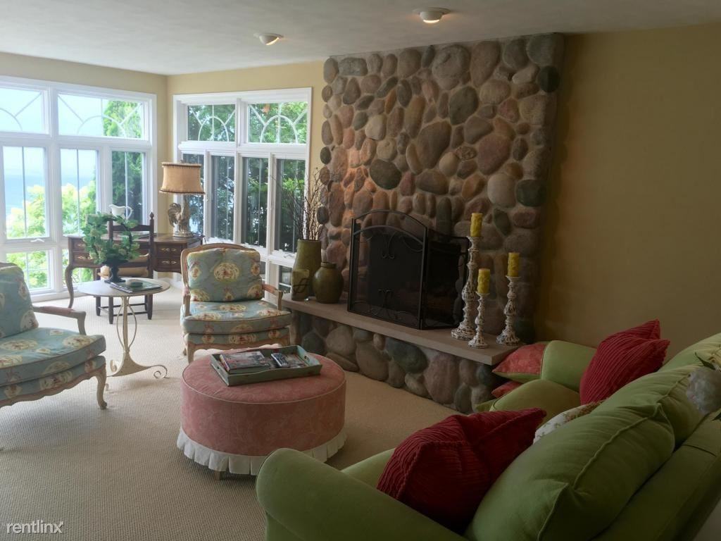 6818 Kitson Dr NE - Photo 3 of 9