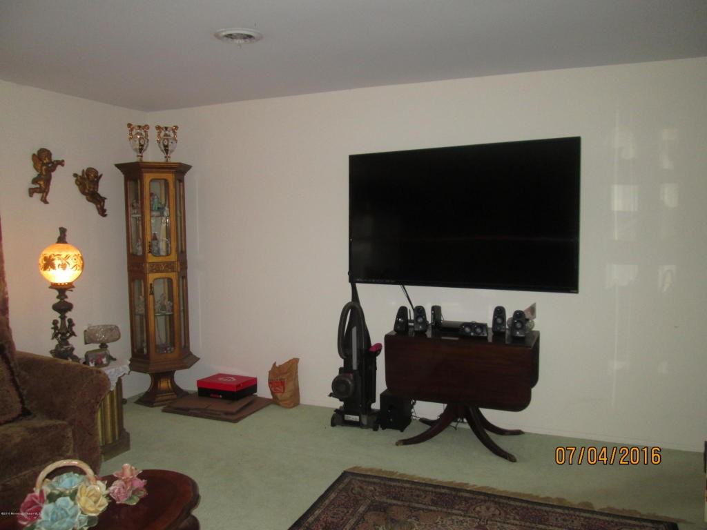 33 Edinburgh Ln - Photo 3 of 14