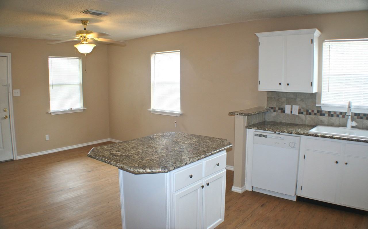 648 E Columbia Dr - Photo 3 of 9