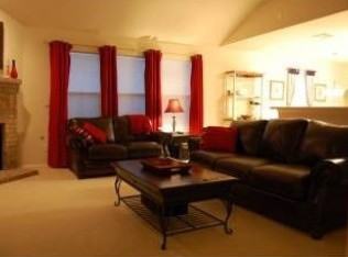 1326 Ascot St - Photo 2 of 4