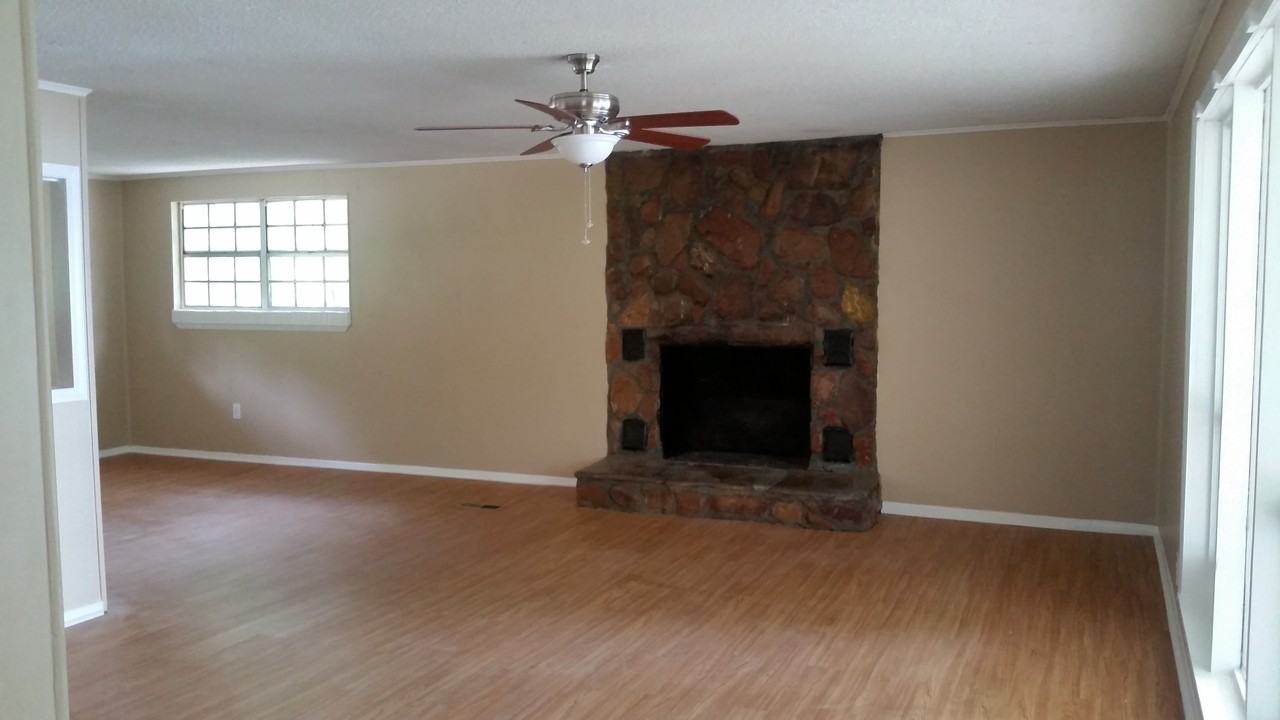 16228 Lakewood Dr - Photo 3 of 10