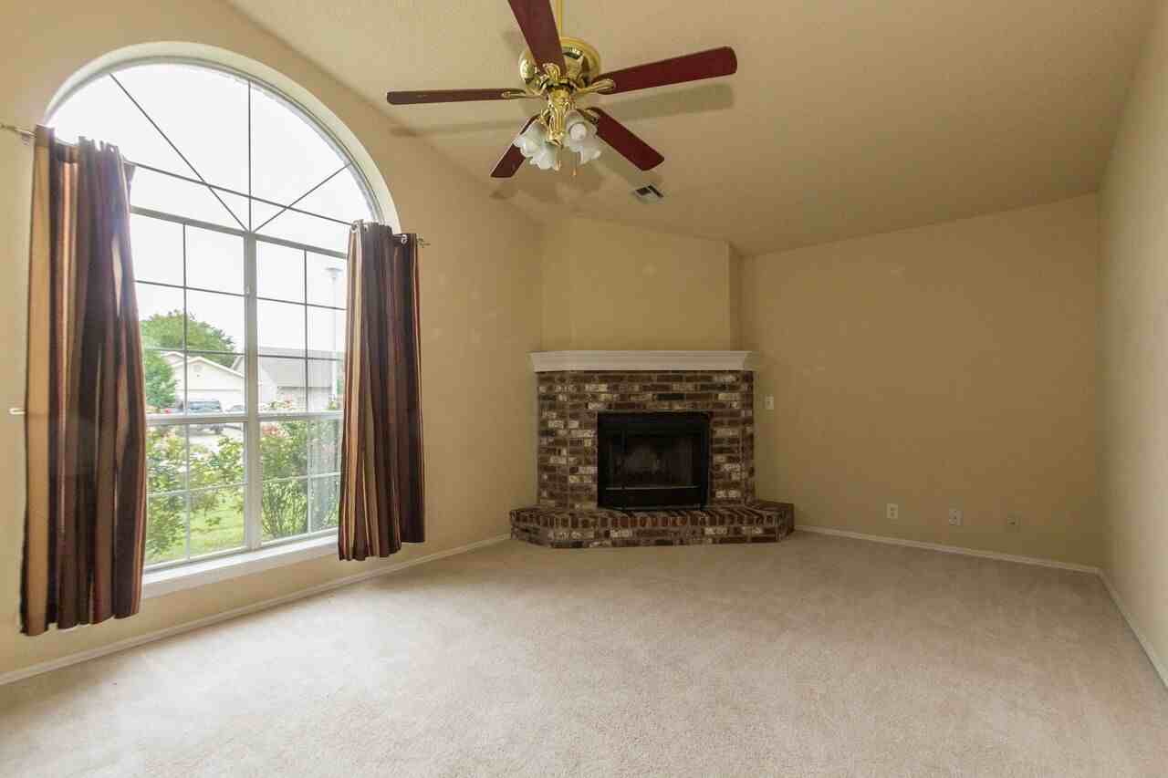 1709 W Fort Worth St - Photo 2 of 26