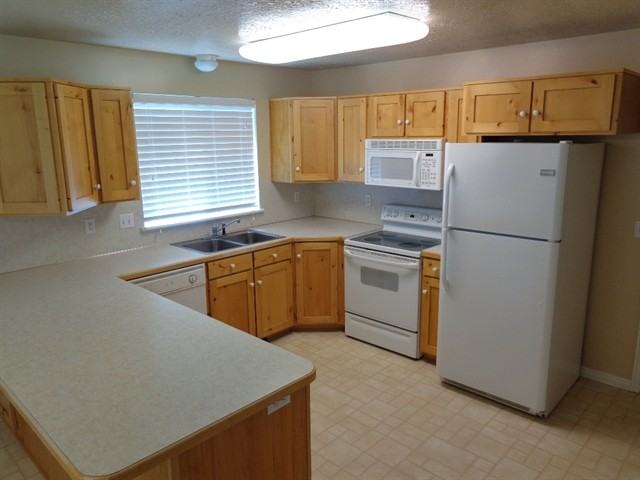1338 N Quincy Ave - Photo 3 of 11