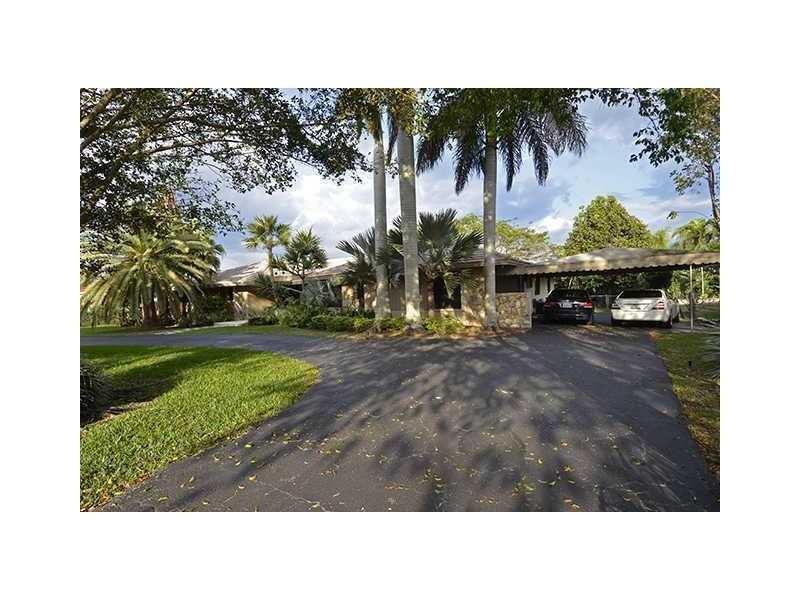 13621 SW 103rd Ave - Photo 2 of 8