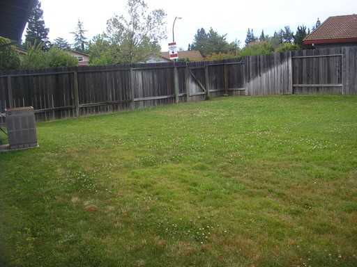 1201 Hampshire Ct - Photo 3 of 6