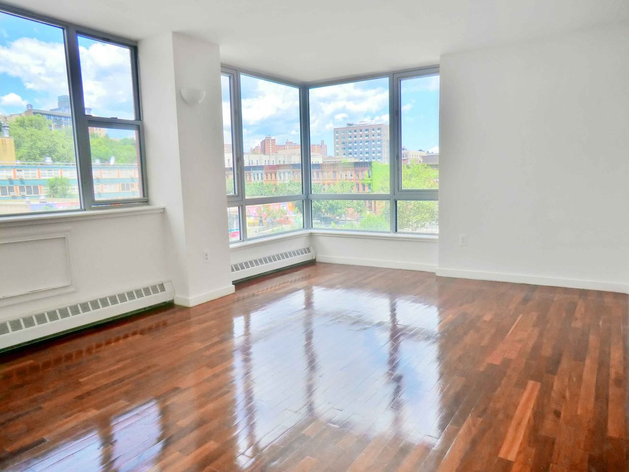 Manhattan Court - Photo 3 of 8