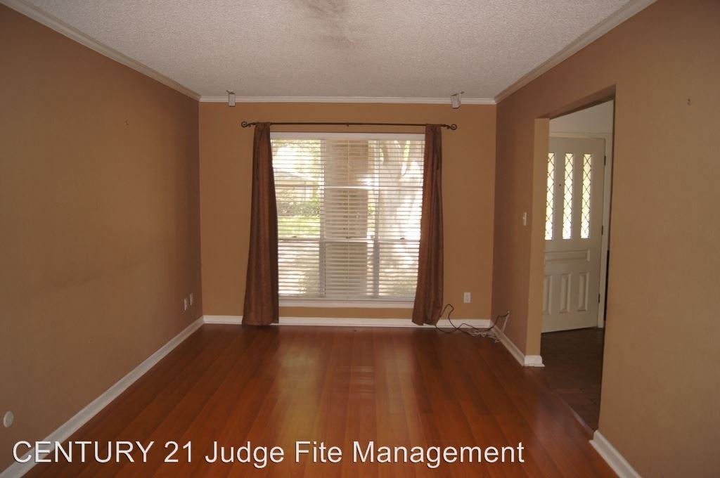 1702 Manchester Dr - Photo 2 of 10