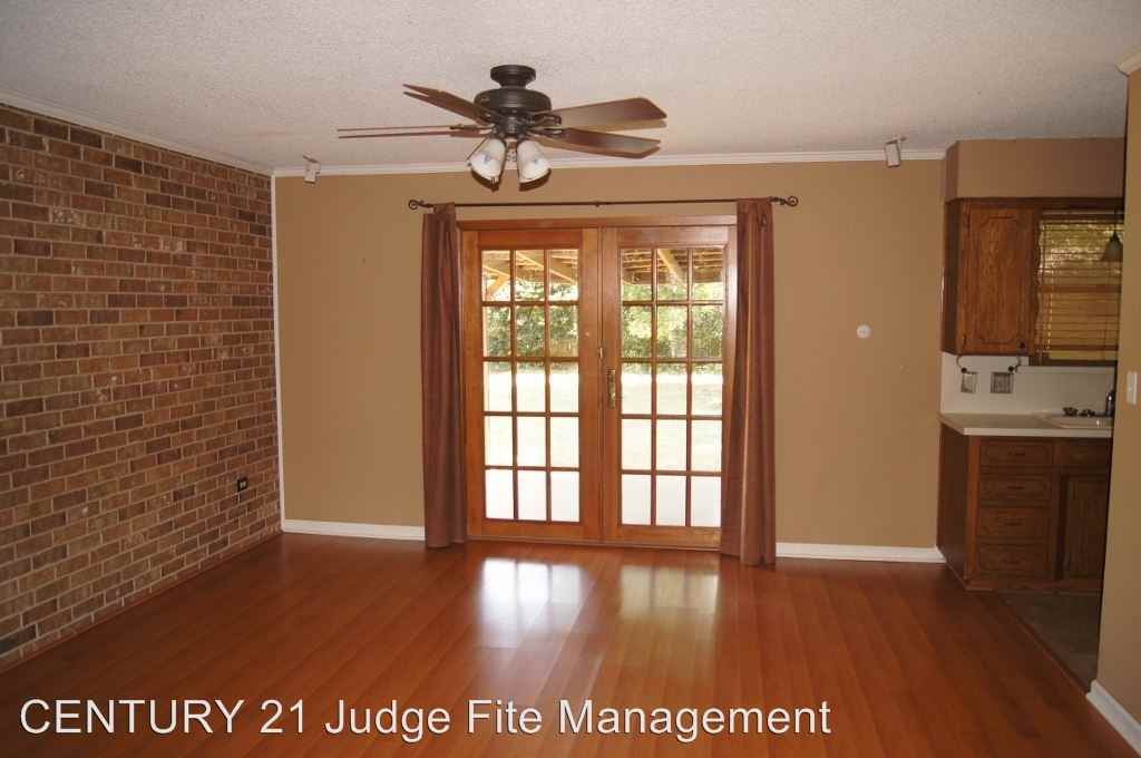 1702 Manchester Dr - Photo 3 of 10