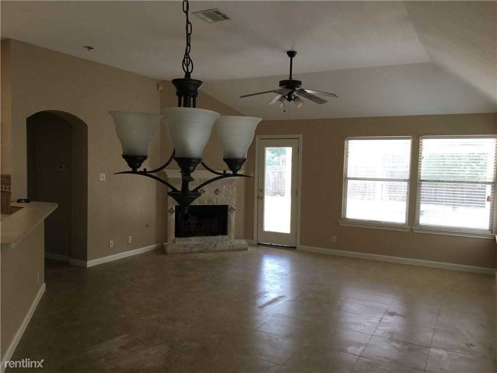 1105 Glendalough Dr - Photo 3 of 7