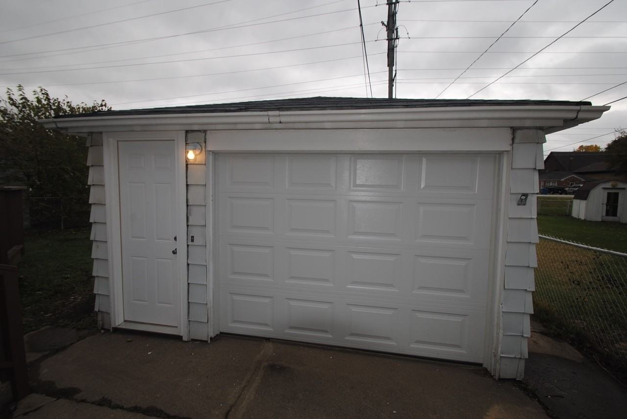 9927 Montana Ave - Photo 2 of 8