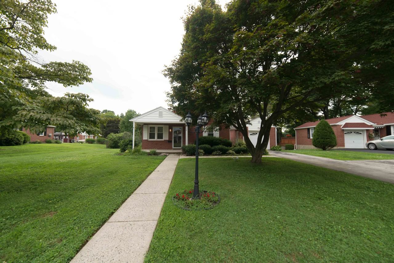 2734 Brierwood Rd - Photo 2 of 18