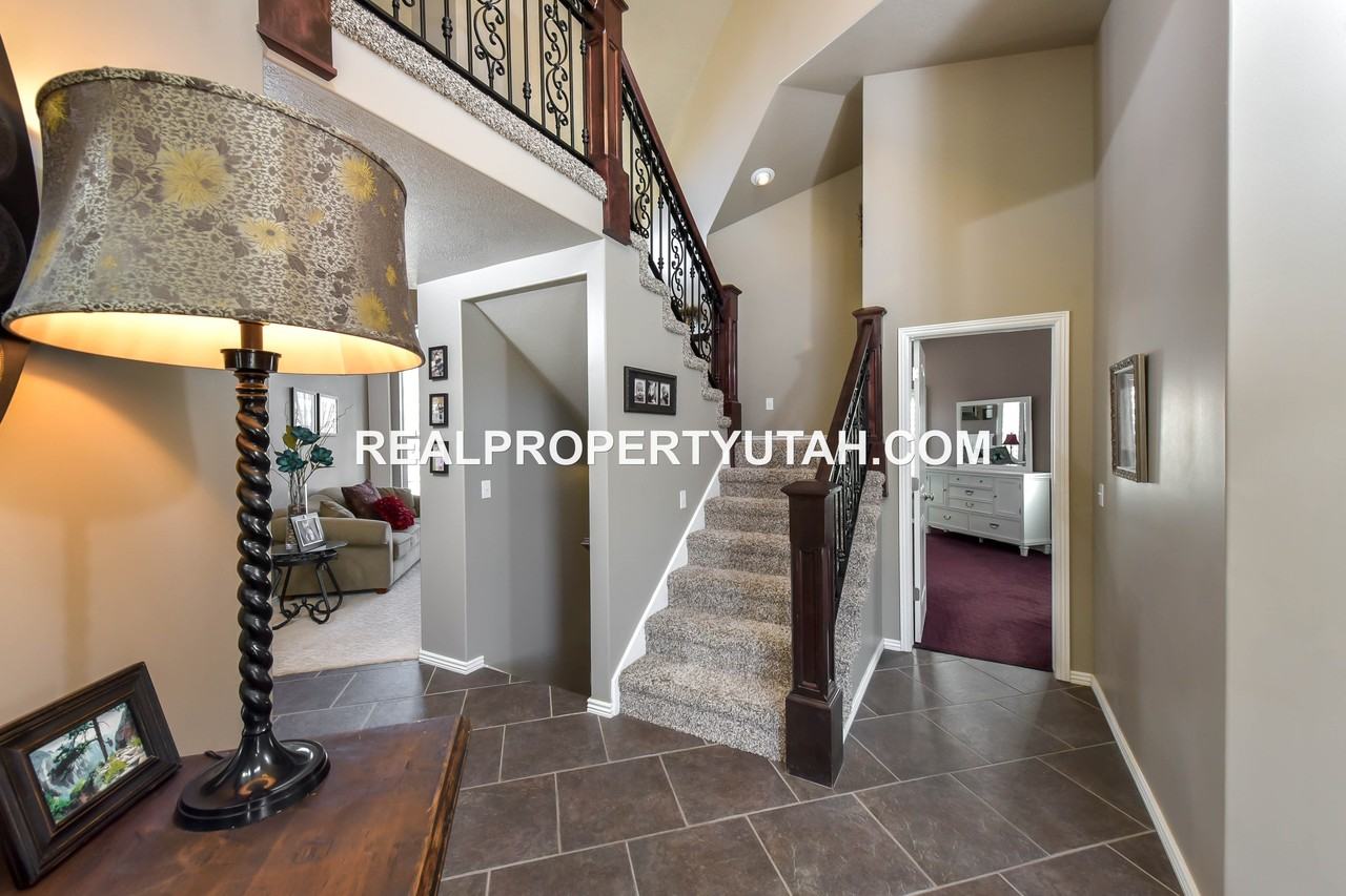 592 W 3550 S - Photo 3 of 27