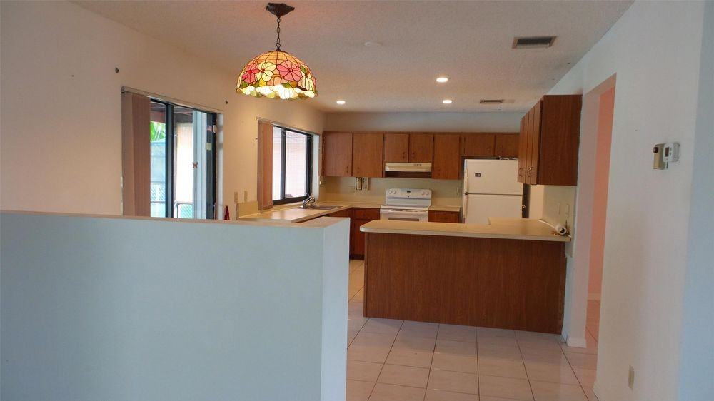 905 SE Bayfront Ave - Photo 2 of 12