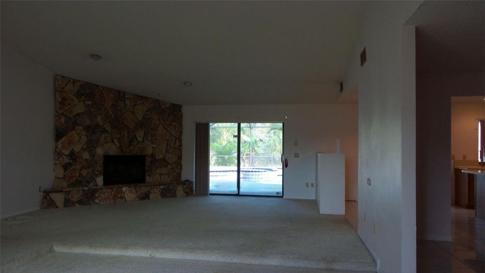 905 SE Bayfront Ave - Photo 3 of 12