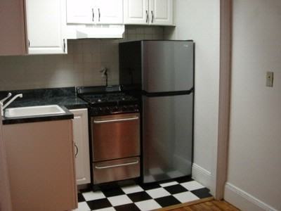 560 Hudson Street - Photo 3 of 12