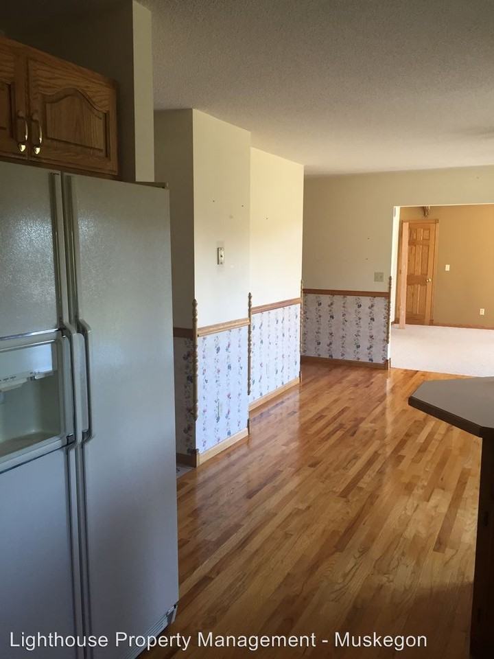 2077 W Lakewood Rd - Photo 3 of 13