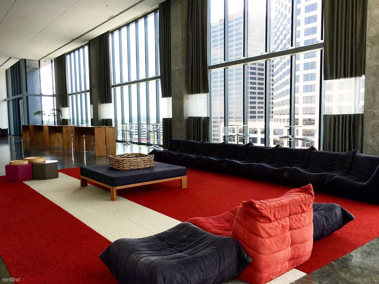 930 Poydras Apartments - Photo 2 of 10