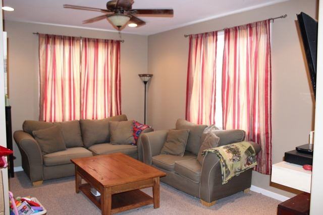 223 S Oak St - Photo 2 of 9