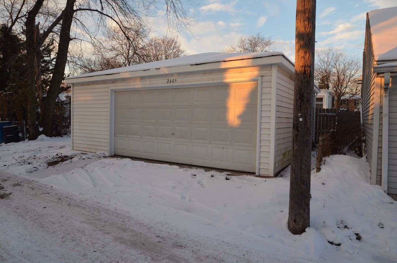 2605 Oak St - Photo 2 of 10