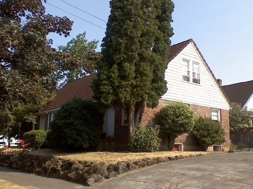 1632 NE Jarrett St - Photo 2 of 8