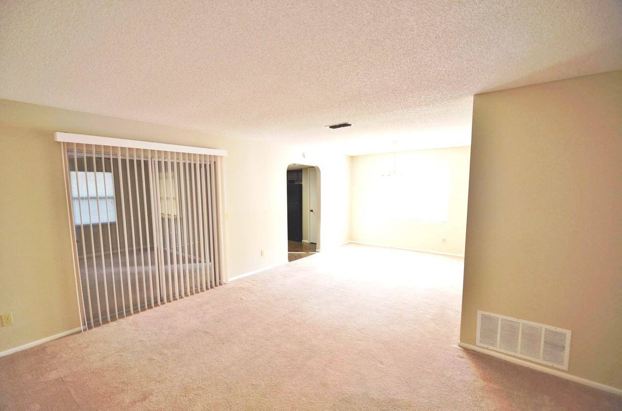 109 Valley Cir - Photo 3 of 10