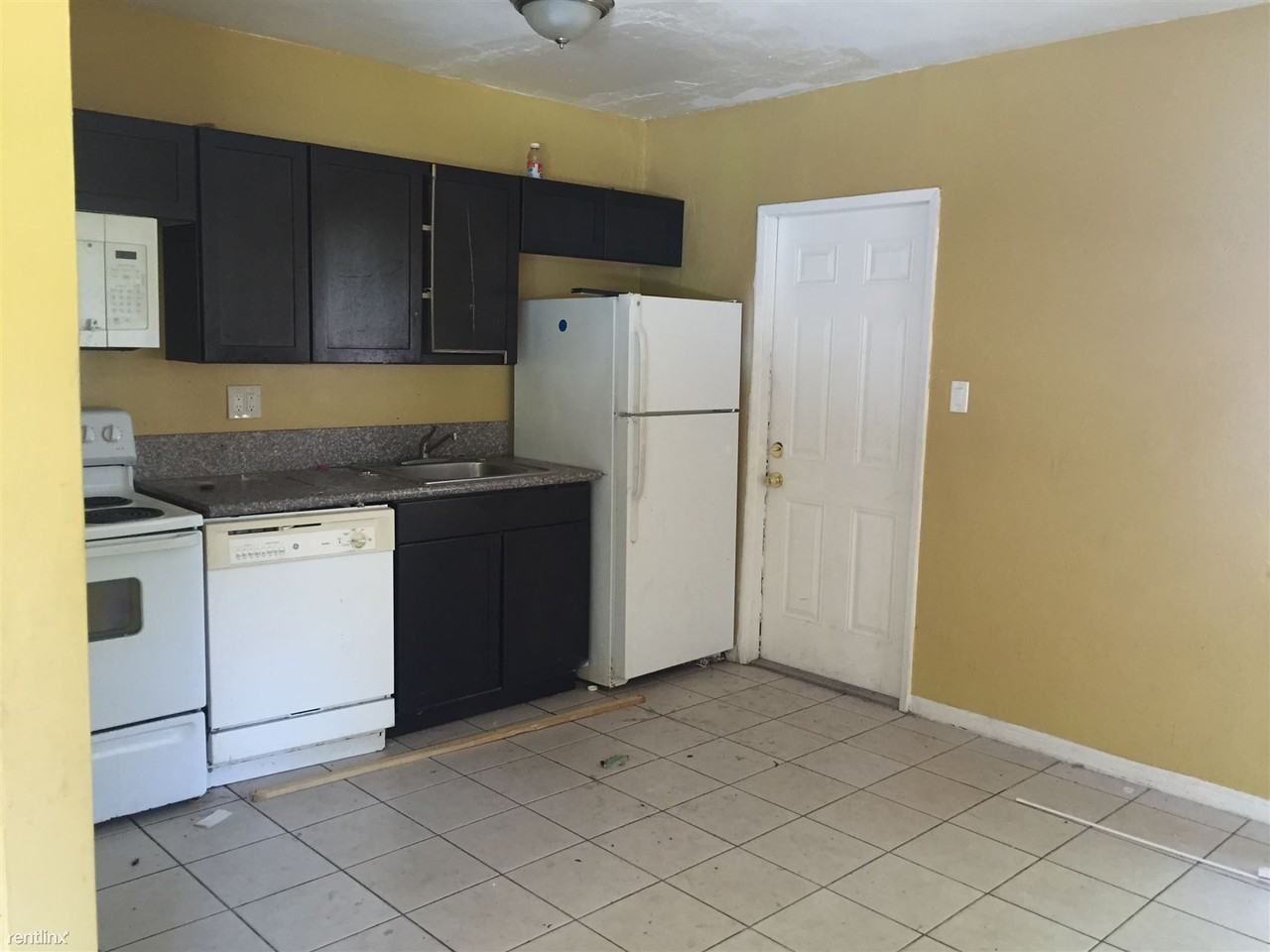 3020 NW 17th Ct - Photo 3 of 7