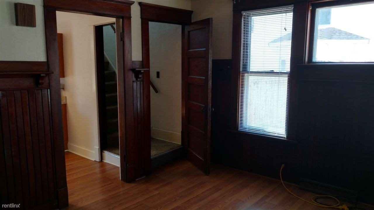 1009 W 4th St - Photo 2 of 15